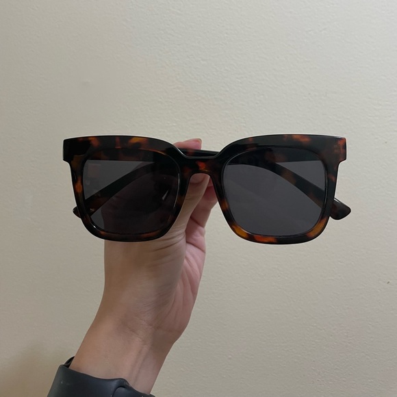 Fashionable Sunglasses 💋 - Picture 1 of 4